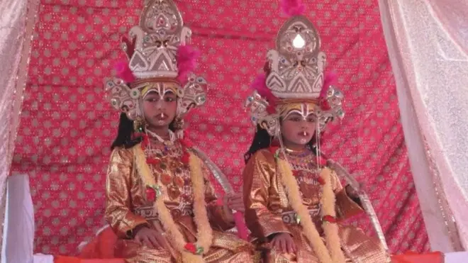 विवाह पञ्चमीलाई विवाह गर्नका लागि अत्यन्त शुभ दिन पनि मानिन्छ। तर बढ्दो आधुनिकतासँगै परम्परागत रुपमा महिलाहरुले गाउने विवाह सम्बन्धी गीतहरुलाई भनै कमैले सम्झिने गरेका छन्।