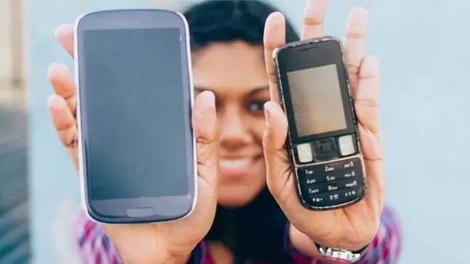 పాత మొబైల్ ఫోన్లతో యువతి