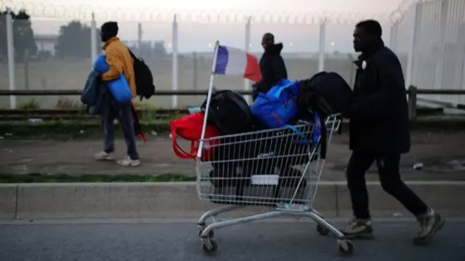 نحو 5600 لاجئ نقلوا من المخيم، بحسب ما قاله مسؤولون فرنسيون