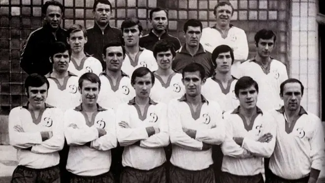 Київське "Динамо" початку 1970-х. Віталій Хмельницький - другий зліва у нижньому ряду. Анатолій Бишовець - крайній праворуч у другому ряду