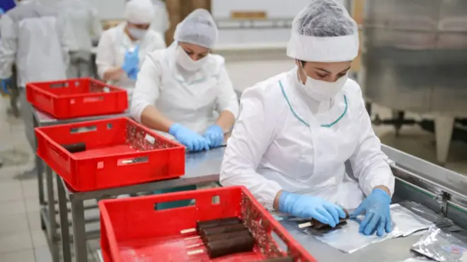 انتقد البعض تصريحات رجال أعمال الداعية إلى ضرورة العودة إلى العمل واستمرار عجلة الإنتاج