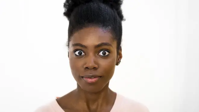 Une femme qui écarquille les yeux