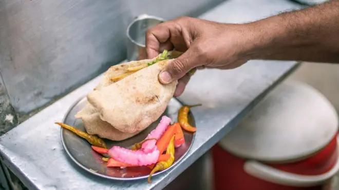 Єгипетську тамею подають з пітою і маринованими овочами. На думку знавців, це -найкращий фалафель у світі