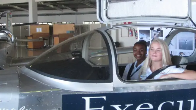 ميغان (يمين) قائدة للطائرة وأنييس (يسار) ضمن فريق الدعم