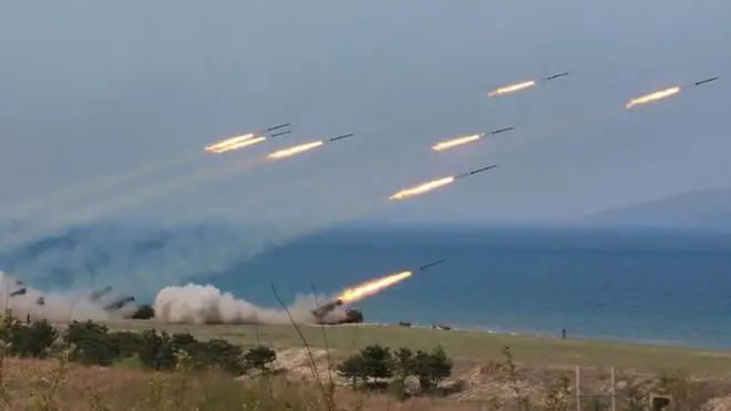 උතුරු කොරියාව විසින් නිකුත් කරන ලද "මහාපරිමාණ ප්‍රහාරක අභ්‍යාසවල යෙදෙන ආකාරය" දැක්වෙන ඡායාරූප