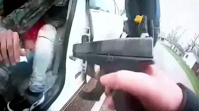 كاميرات الشرطة تظهر محاولة اعتقال وإطلاق نار في مينيسوتا