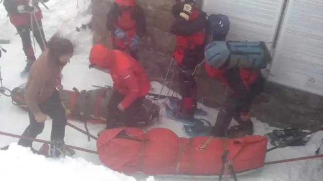 Так двох туристів, які найбільше потребують допомоги, готували до спуску