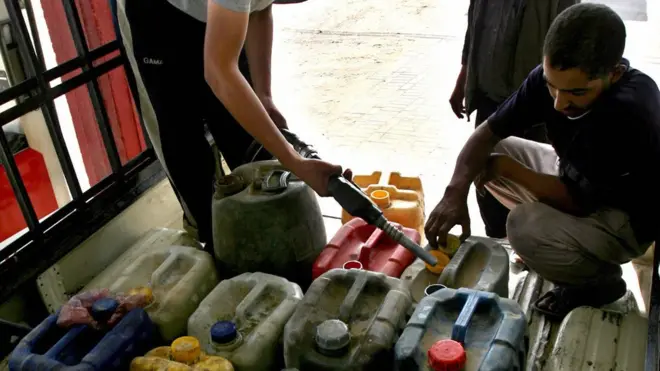 رجل يملأ زجاجات وقود في غزة - عام 2007