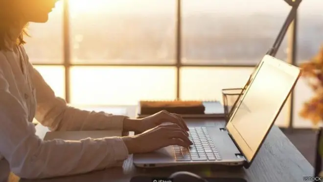 काम करणारी महिला