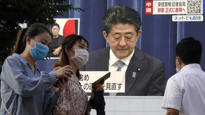 東京街頭一面大型屏幕在直播安倍晉三宣佈辭職記者會(28/8/2020)