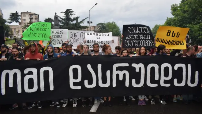 Надпись на плакате гласит: "Верните нам гражданские права"