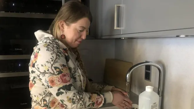 ترى سولفيتا غاربيونا أن معظم زبائنها لديهم ما يكفي من المال لدفع أجرها في الساعة بالكامل دون مساعدة من الحكومة