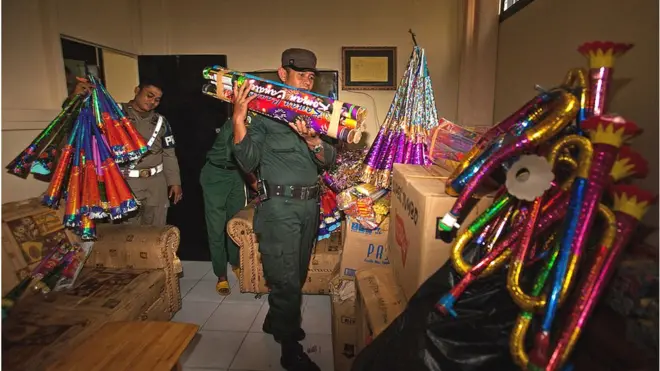 Polisi syariah menyita terompet dan kembang api di Banda Aceh menjelang Tahun Baru, pada 2013 lalu.