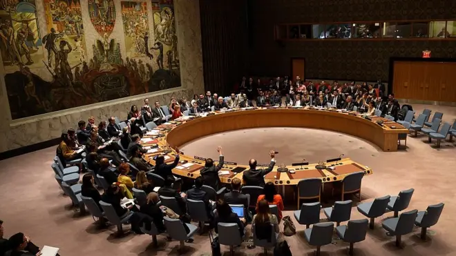 유엔 안전보장이사회가 2015년 12월 10일 뉴욕에서 열린 북한 인권 상황에 관한 안보리 회의에서 투표하고 있다