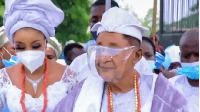 Alaafin Ọyọ, Ọba Lamidi Adeyemi ati Chioma ti iroyin sọ pe oun ni ayaba tuntun ni aafin Ọyọ