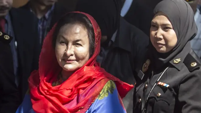 Suami Rosmah, Najib Razak, menyatakan sebagian besar barang yang disita polisi adalah hadiah dari kerabat, tamu, dan pejabat negara lain.