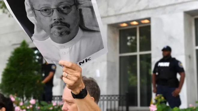 Seorang pengunjukrasa memegang poster Jamal Khashoggi di depan Kedubes Saudi di Washington, AS, 10 Oktober 2018.
