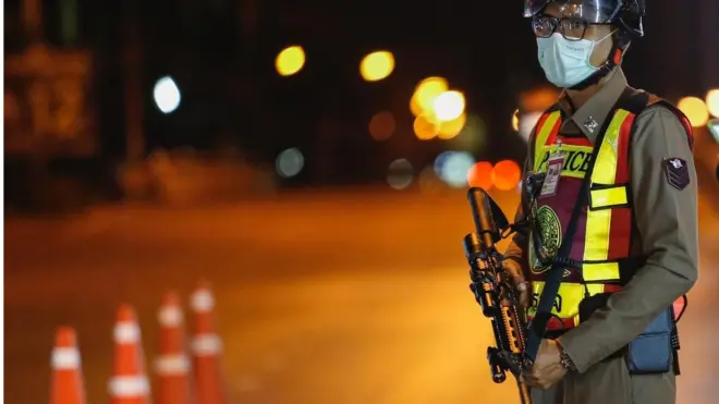 ตำรวจตั้งด่านตรวจผู้สัญจรไปมาหลังจากมีการประกาศเคอร์ฟิวระหว่างเวลา 21.00-04.00 น. ในกรุงเทพฯ และปริมณฑลตั้งแต่วันที่ 13 ก.ค. 2564