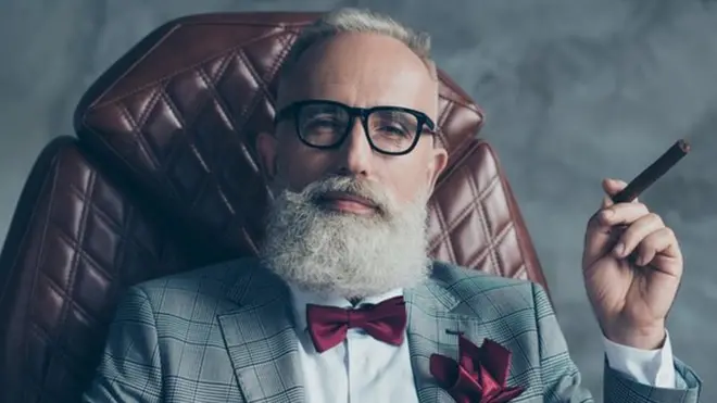 Hombre fumando en un sofá