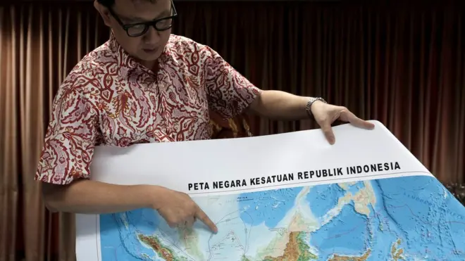 Deputi I Kementerian Koordinator Kemaritiman, Arif Havas Oegroseno, menunjukkan posisi Laut Natuna Utara.
