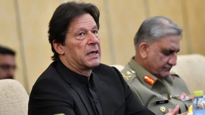 عمران خان کا کہنا ہے کہ کہ نواز شریف، مریم نواز فوج پر حملے کرتے ہیں اور ہم پر الزام لگائے جارہے ہیں