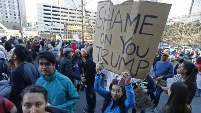 အမေရိကန် နေရာ အနှံ့အပြားမှာ ထရမ့်ကို ဆက်လက် ဆန့်ကျင်နေ