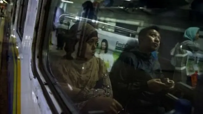 Seorang pengguna media sosial membagikan kisahnya ditolak saat menawarkan kursi di bus TransJakarta dengan alasan 'dianggap beragama Kristen'. (Foto merupakan ilustrasi)