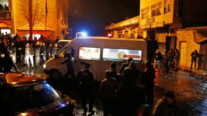 Поліція та карети "швидкої" неподалік місця, де стався напад