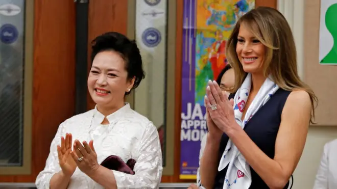 2017年4月7日与美国第一夫人梅兰妮·特朗普到佛罗里达州一所艺术学校参观，学生们的表演让两位第一夫人很开心。.