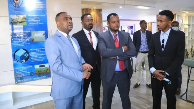 Barsiisaa Amaanu'eel Baalchaa Hoji-gaggeessaan INSA Dr Shumatee Gizaawu fi aangaoota kaan waliin