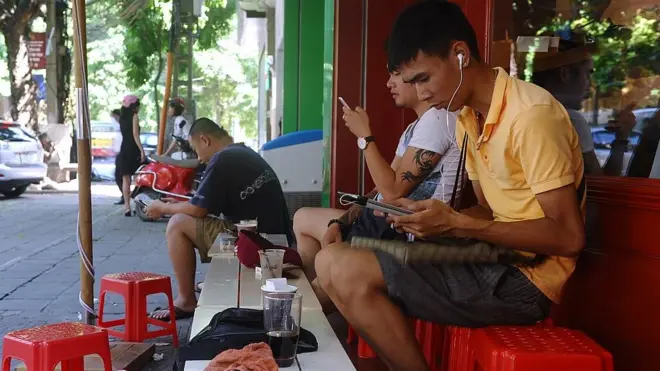 Người dân nay dựa nhiều vào mạng xã hội và internet để tìm kiếm thông tin và bàn luận.