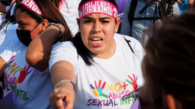 Mujer en una protesta de mujeres en Perú.