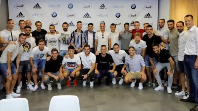 اللاعبون أعضاء الرابطة بعد الاجتماع لمناقشة قضية لعب مباراة في الولايات المتحدة