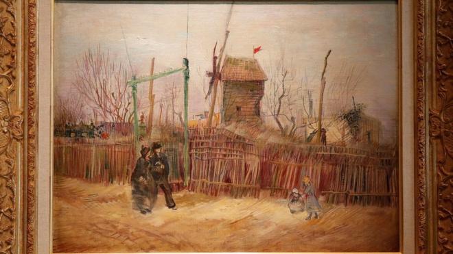 Pintura mostra moradores em região rural, com moinho de ventos ao fundo e uma casa simples.
