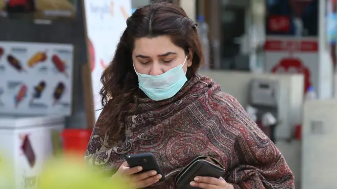 پھیپڑوں کے امراض کے لیے کام کرنے والی برٹس لنگ فاؤنڈیشن کا کہنا ہے کہ وہ فیس ماسک کے استعمال کی تجویز نہیں دیں گے کیونکہ ان کے موثر ہونے کے زیادہ شواہد موجود نہیں۔