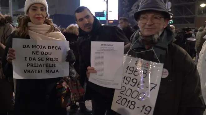 Demonstranti sa tranparentima u rukama