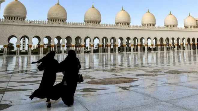 Dua perempuan berjalan di kompleks Masjid Agung Sheikh Zayed di Abu Dhabi, Uni Emirat Arab. (foto ilustrasi).