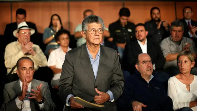 El diputado Henry Ramos Allup presentó el plan de "gobierno de unión nacional" de la oposición.
