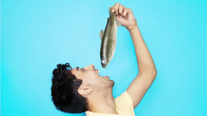 आहार : मासे खाणं तब्येतीसाठी चांगलं की वाईट?