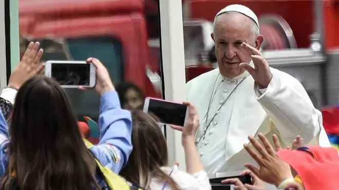 Di Pope wan make young people dey carry bible instead of phone.