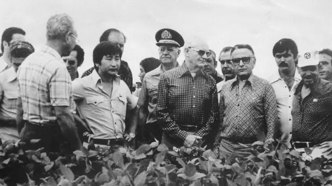 O presidente Ernesto Geisel visita uma lavourabaixar spin pay roletaMinas Geraisbaixar spin pay roletameio a projetobaixar spin pay roletaexploração do Cerrado | Foto: Acervo do Museu Histórico da Imigração Japonesa no Brasil