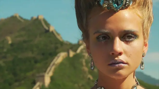 长城上拍摄时装照的乌克兰模特