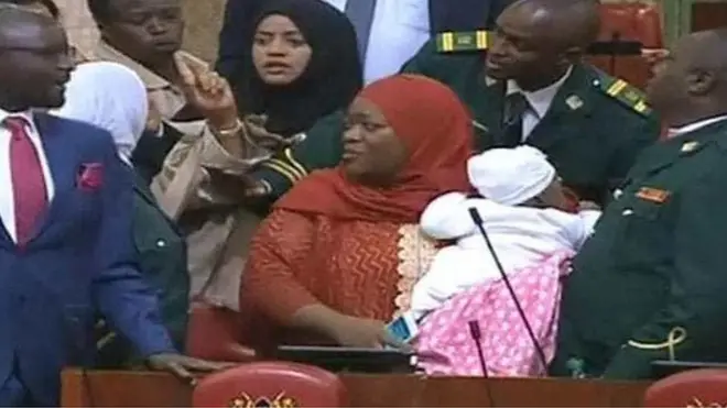 Zulekha Hassan yeroo daa'ima ishee baadhattee paarlaamaa keessa jirtutti