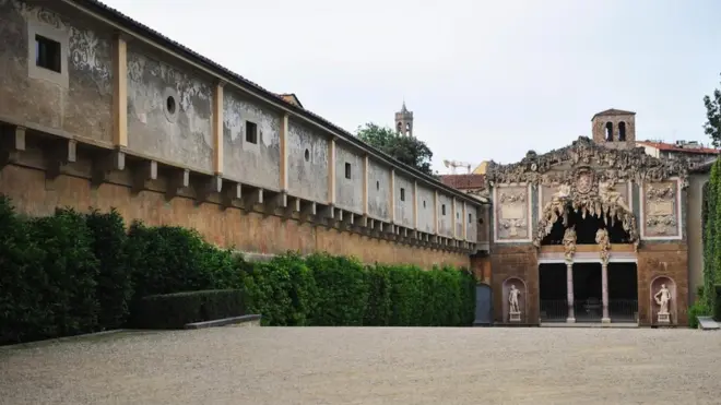 Вихід із Коридору Вазарі лежить через непомітні двері біля гроту в розкішних садах Боболі позаду Палаццо Пітті