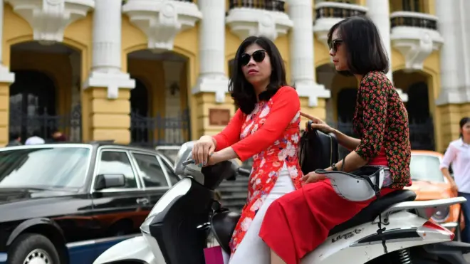 河内歌剧院外的来往交通（9/2/2019）