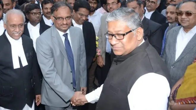 డిసెంబరు 31న హైదరాబాద్‌లోని హైకోర్టు ప్రాంగణంలో కరచాలనం చేసుకొంటున్న ఏపీ, తెలంగాణ హైకోర్టుల ప్రధాన న్యాయమూర్తులు జస్టిస్ ప్రవీణ్‌ కుమార్, జస్టిస్ రాధాకృష్ణన్