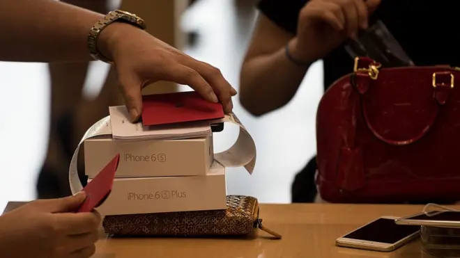 Крупнейшие российские ритейлеры установили одинаковые цены на iPhone шестой модели, утверждает ФАС