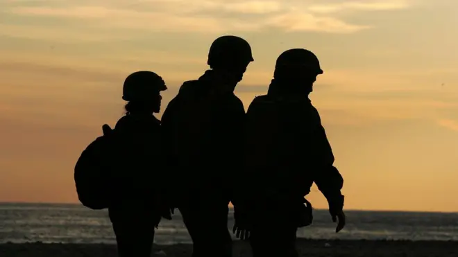 Tres Marines en un atardecer.