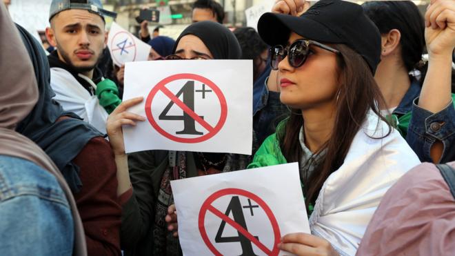 متظاهرة في الجزائر