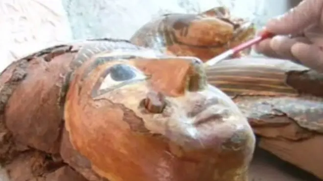 مصر تعلن عن اكتشاف مقبرة “اوسرحات” الفرعونية بالأقصر التي تضم 1050 تمثالا أثريا.